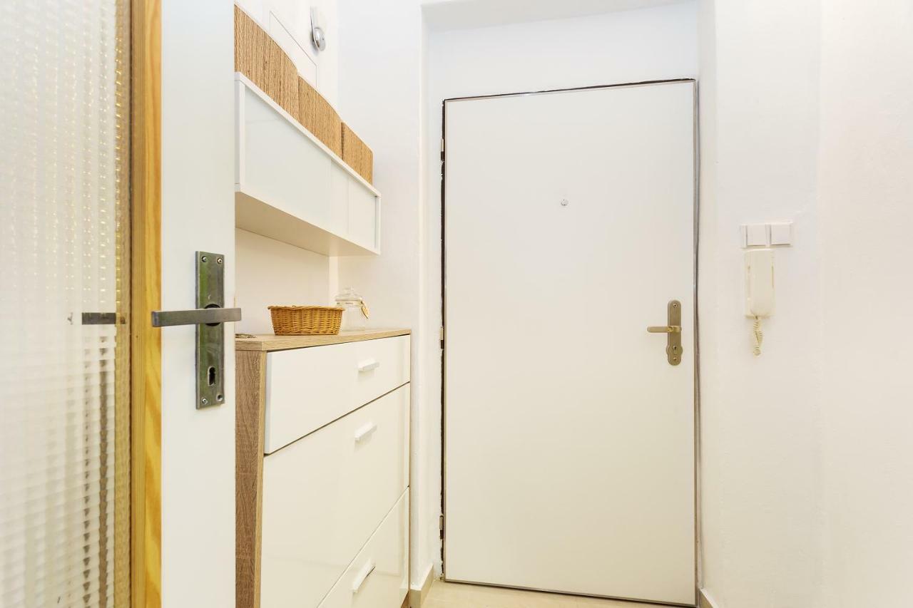 Stylish On Riverside Apartment Prag