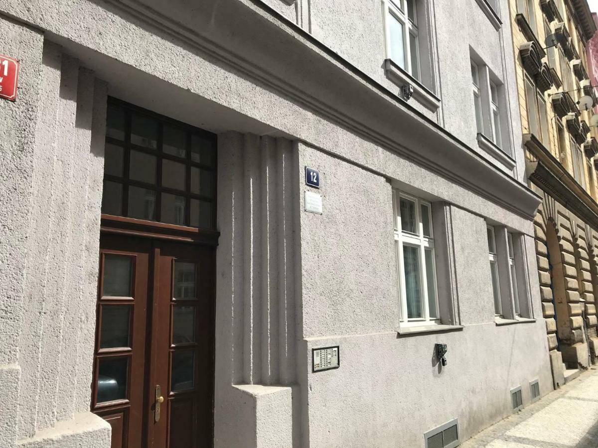 Stylish On Riverside Apartment Prag